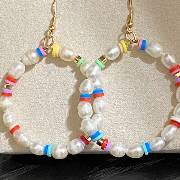 🎉❤️ Claire Anne Pearl Multicolor Beaded Hoop Earrings - Picture 2 of 2